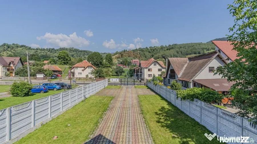 Casă cu 10 camere cu Teren 1074 Mp în Moieciu