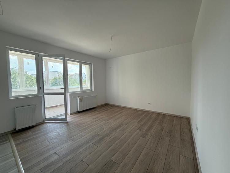 Apartament cu 3 camere semidecomandat în Apărătorii Patriei