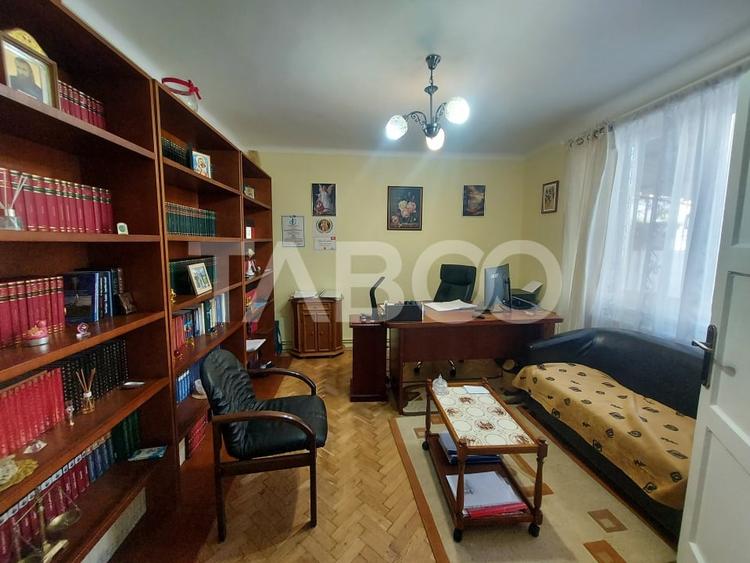 Casă individuală cu 7 camere cu Canalizare în Calea Poplăcii