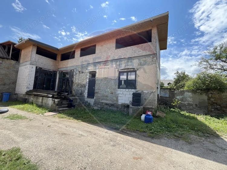 Casă cu 5 camere cu Teren 1141 Mp în Central