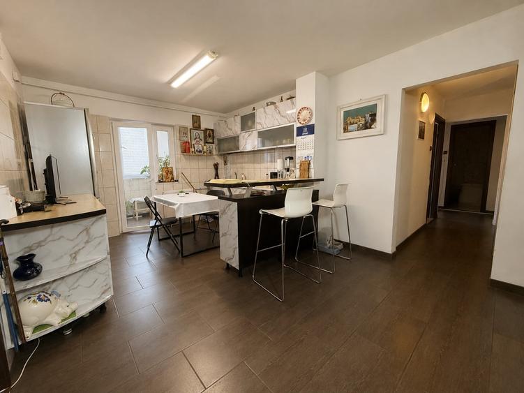 Apartament cu 3 camere decomandat în Rahova