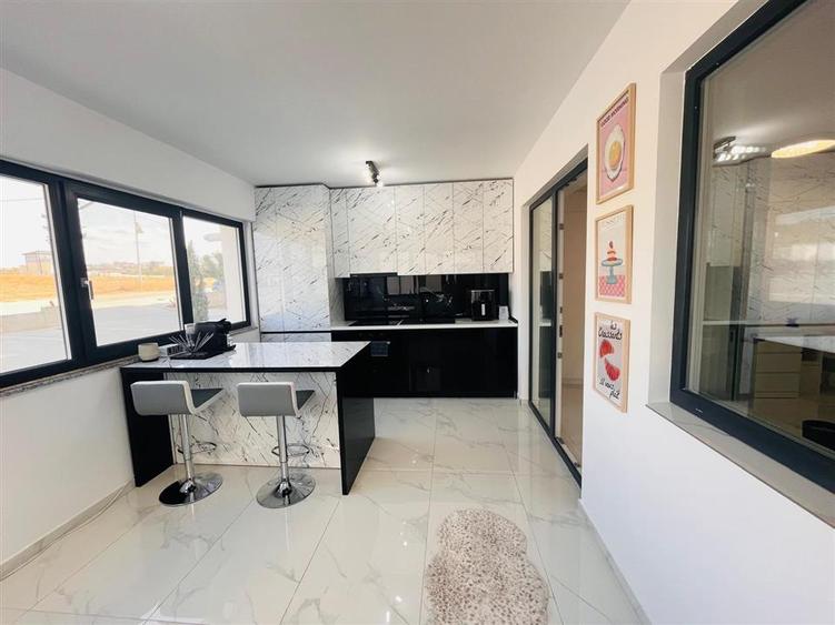 Apartament cu 2 camere semidecomandat, mobilat în Calea București
