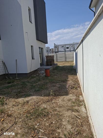 Casă cu 4 camere cu Teren 400 Mp în Pielești