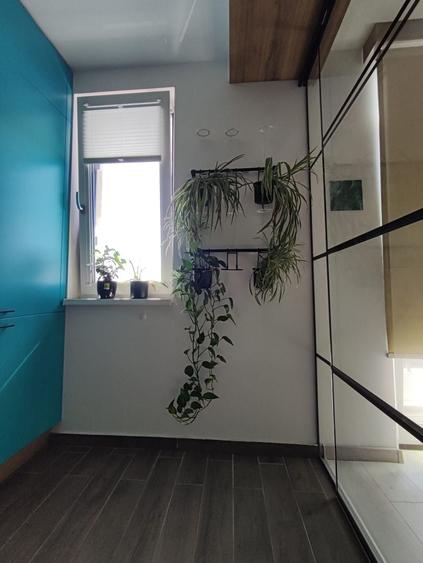 Apartament cu 3 camere semidecomandat, mobilat în Dumbrăvița