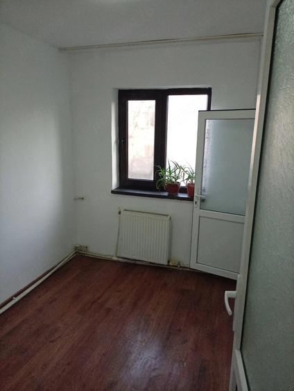 Apartament cu 3 camere semidecomandat în Neptun