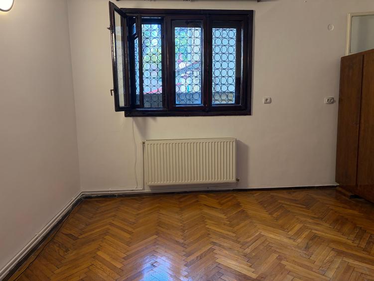 Apartament cu 5 camere semidecomandat în Dorobanți