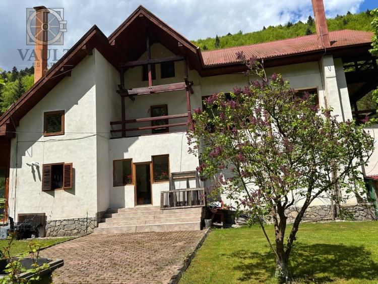 Casă individuală cu 12 camere cu Canalizare în Calea Moroieni