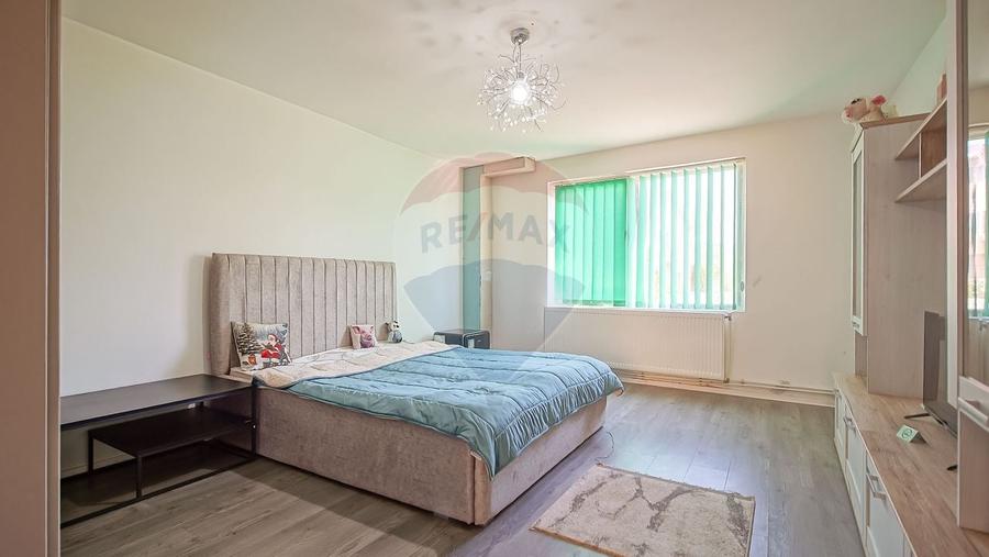 Casă individuală cu 14 camere cu Teren 306 Mp în Central