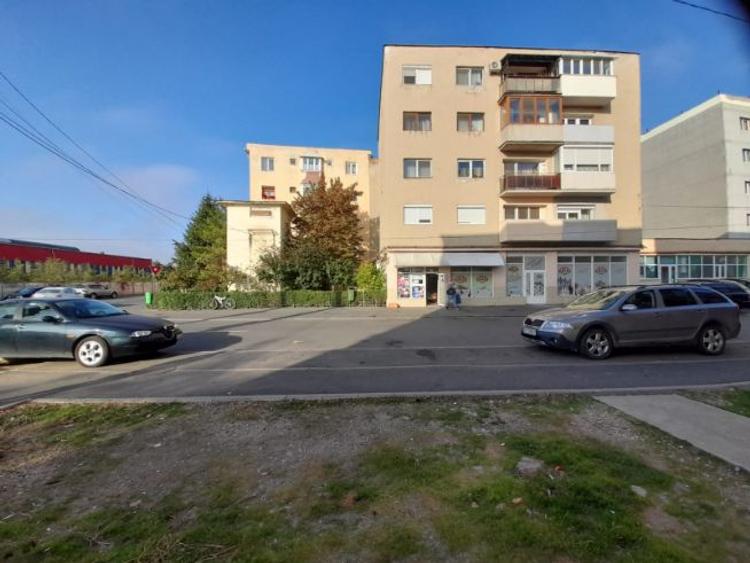 Spațiu comercial, 90 mp în Pârneava