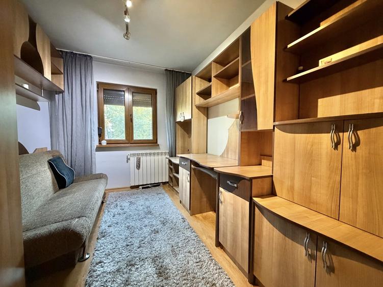 Apartament cu 4 camere semidecomandat, mobilat în Dacia