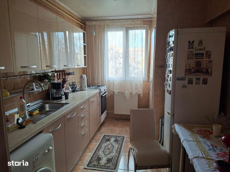 Apartament cu 3 camere decomandat, mobilat în Titan