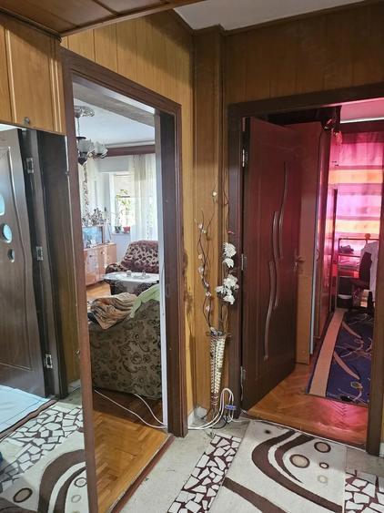 Apartament cu 3 camere semidecomandat în Obor
