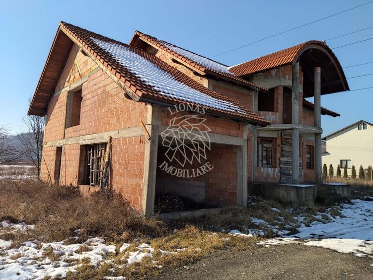 Casă individuală cu 6 camere cu Canalizare în Viișoara