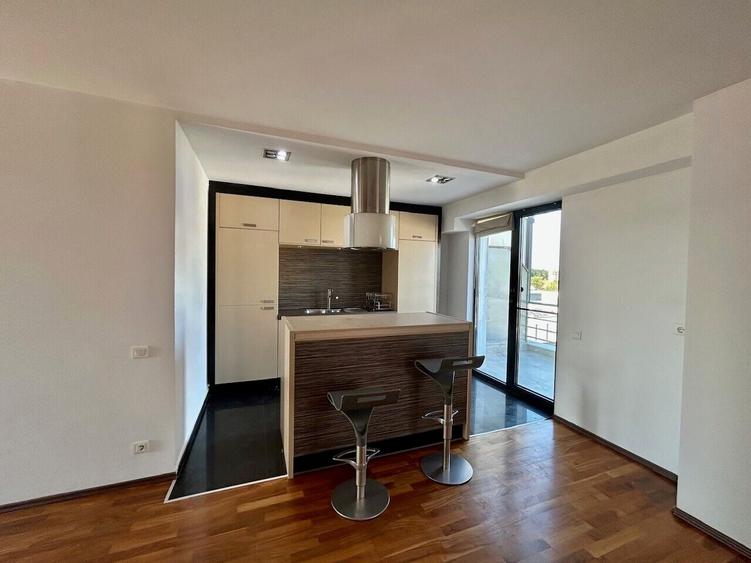 Apartament cu 4 camere decomandat, mobilat în Iancu Nicolae