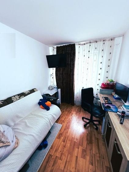 Apartament cu 3 camere semidecomandat în Alexandru cel Bun