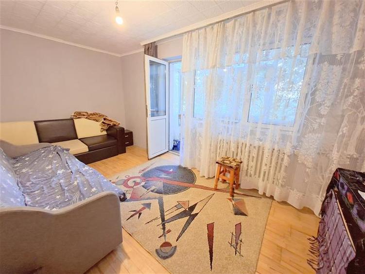 Apartament cu 3 camere decomandat în Narcisa