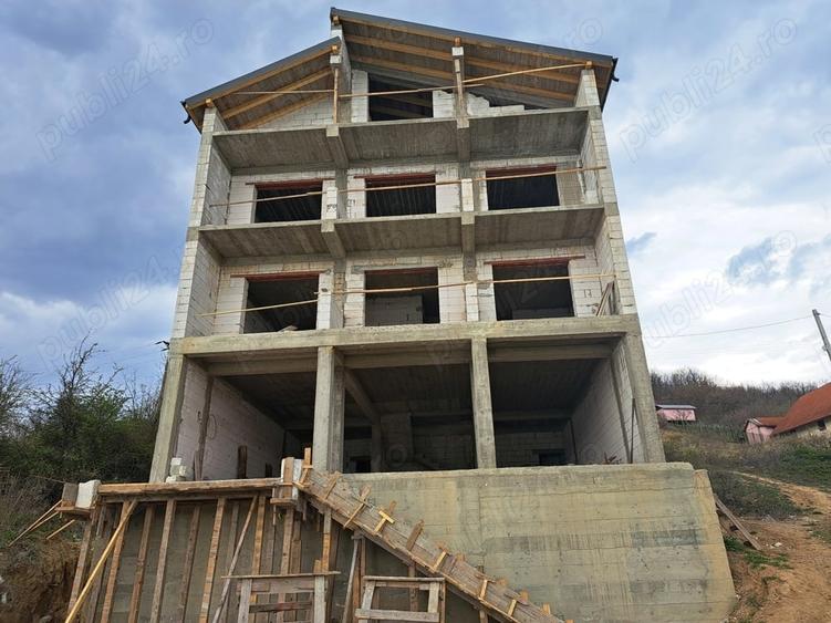 Casă cu 6 camere cu Teren 250 Mp în Eșelnița