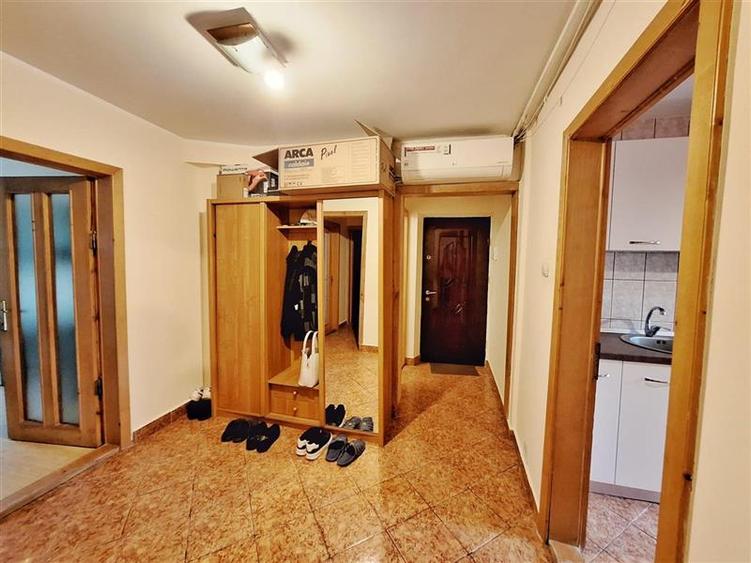 Apartament cu 3 camere decomandat, mobilat în 9 Mai