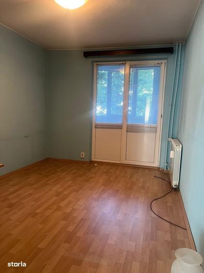 Apartament cu 3 camere semidecomandat în Militari