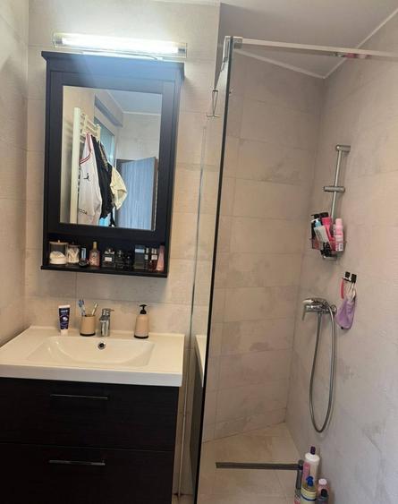 Apartament nou cu 3 camere situat la etajul 1, finisat modern, mobilat si utilat, cu garaj, zona E.G - 2