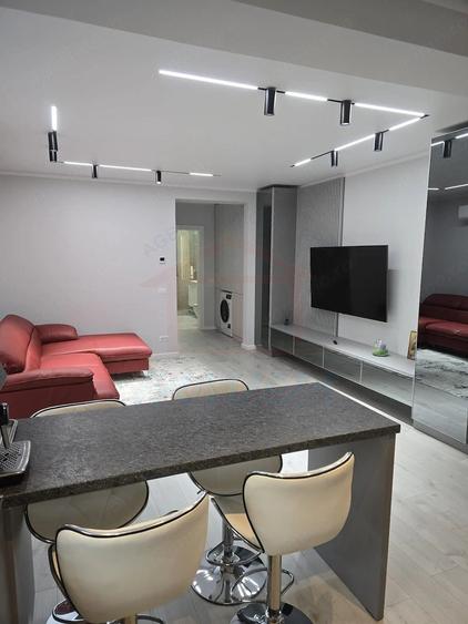 Apartament cu 2 camere semidecomandat, mobilat în Central