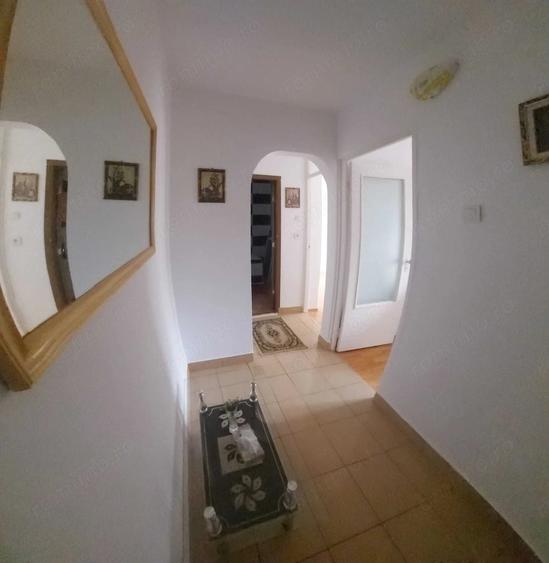 Apartament cu 3 camere decomandat în Micro 21