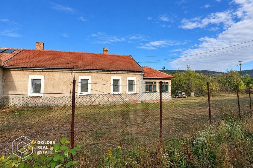 Casă individuală cu 4 camere cu Teren 1555 Mp în Central