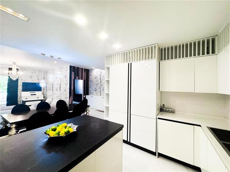 Apartament cu 5 camere decomandat, mobilat în Nordului
