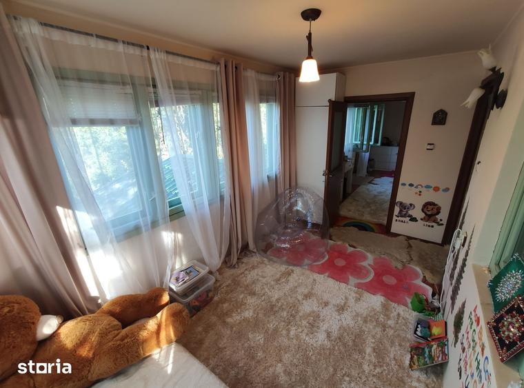 Casă cu 5 camere cu Teren 3450 Mp în Nuci