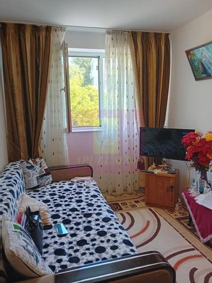 Apartament cu 3 camere semidecomandat în Vitan