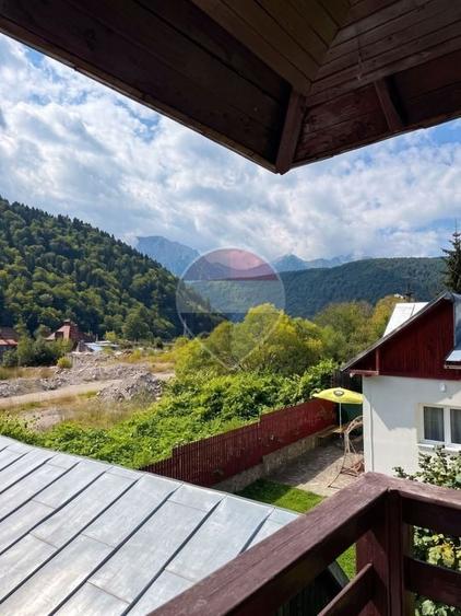 Casă individuală cu 9 camere cu Teren 350 Mp în Sud-Est