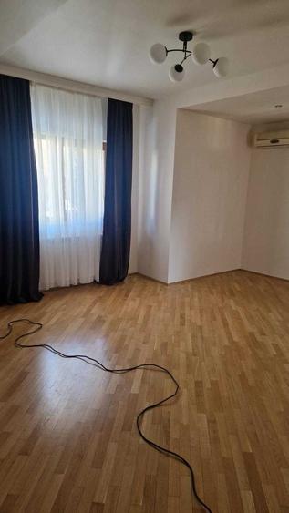 Casă cu 4 camere cu Teren 450 Mp în Central