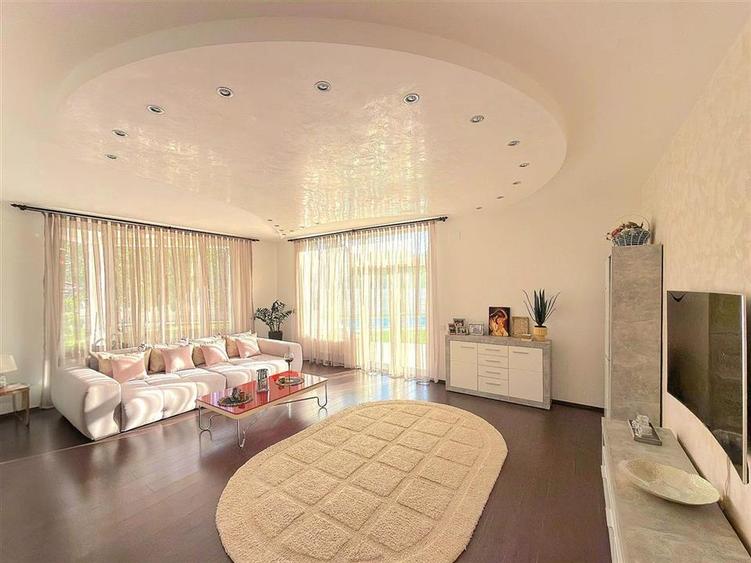 Casă individuală cu 6 camere cu Piscina în Sânmartin