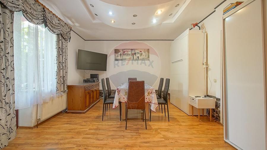 Casă individuală cu 11 camere cu Teren 789 Mp în Florilor