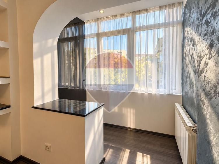 Apartament cu 3 camere semidecomandat, mobilat în Central