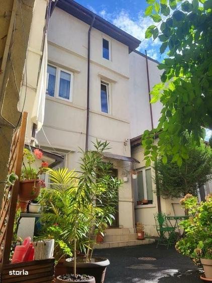 Casă cu 9 camere cu Teren 365 Mp în 13 Septembrie
