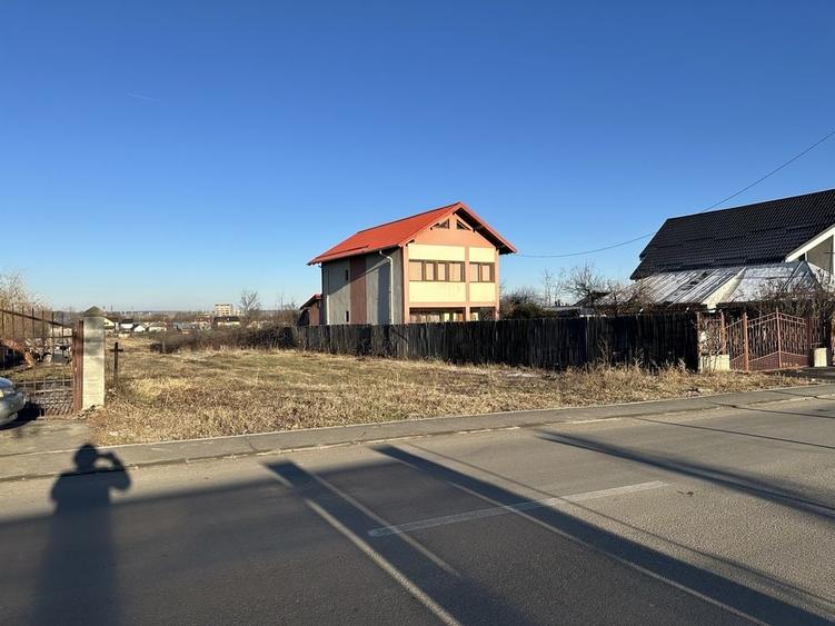 Teren de 6700 mp, în Bradu