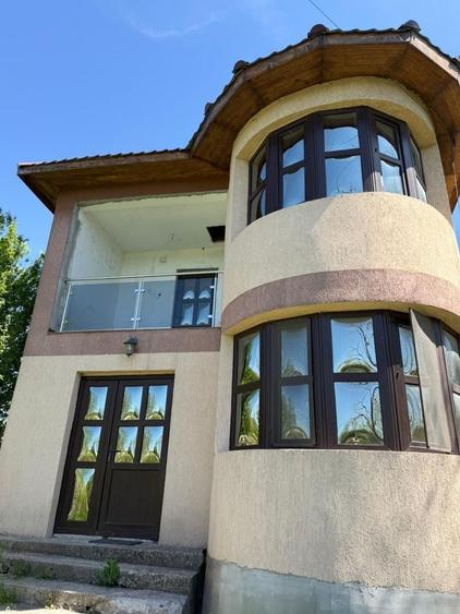 Casă cu 4 camere decomandat în Preajba