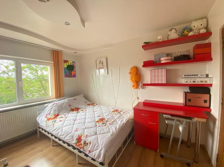Apartament cu 3 camere semidecomandat, mobilat în Găvana