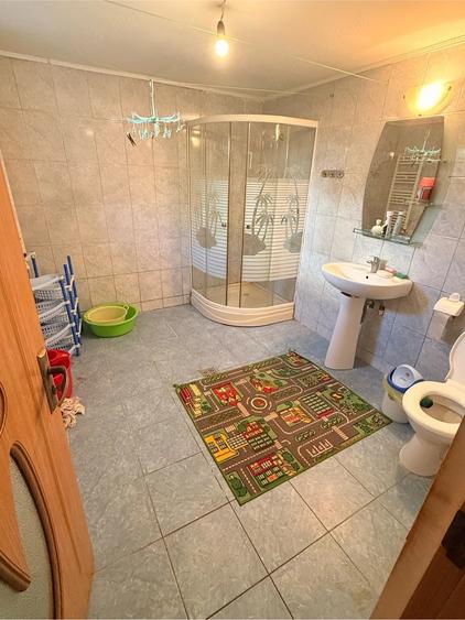 De inchiriat Casa modesta 4 camere - 5
