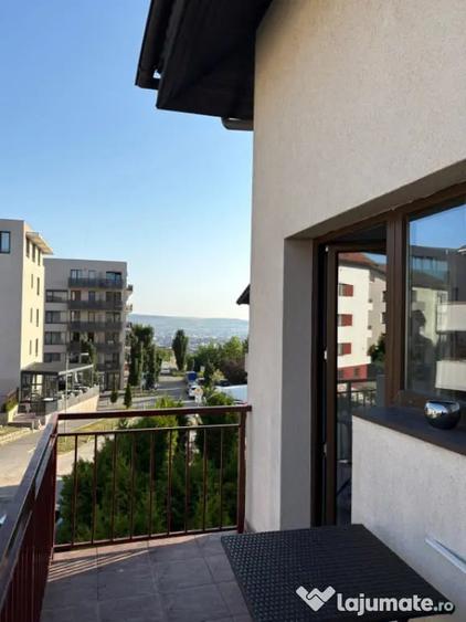 Apartament cu 3 camere decomandat în Est