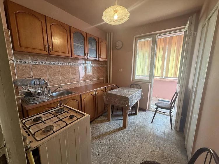 Apartament cu 3 camere semidecomandat în Girocului