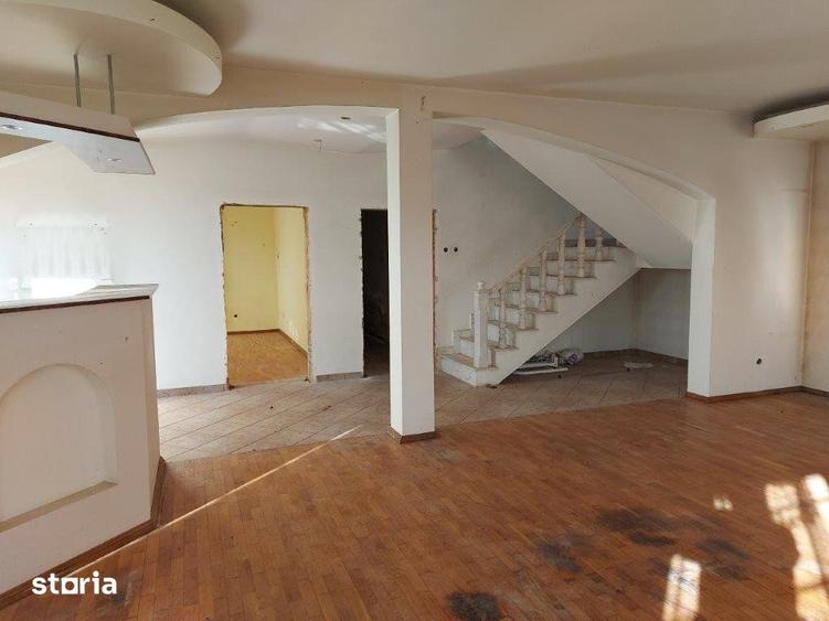 Casă cu 5 camere cu Teren 1380 Mp în Costești