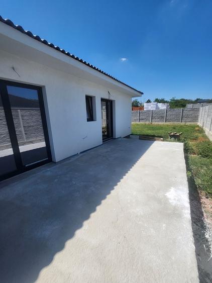 Casă cu 3 camere decomandat în Paleu