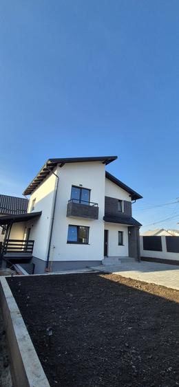 Casă cu 4 camere cu Teren 400 Mp în Central