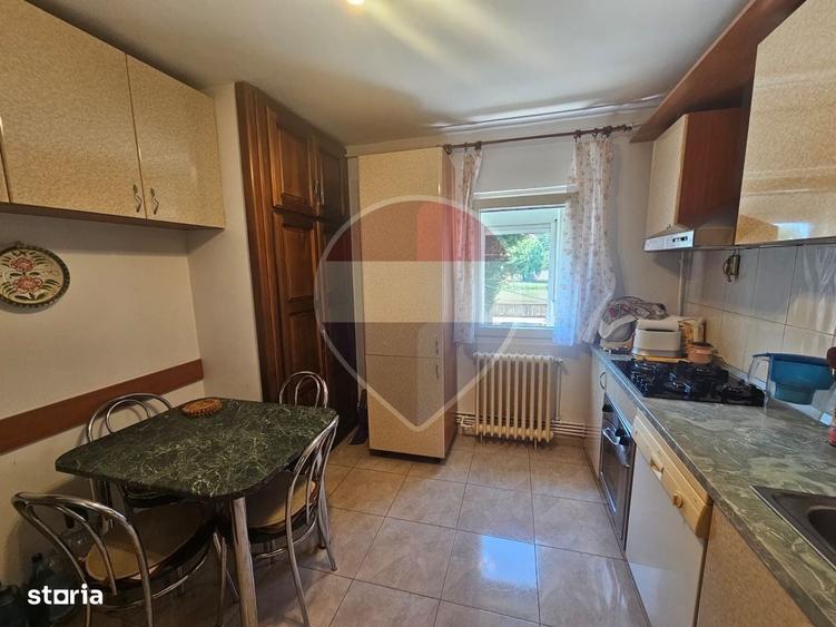 Apartament cu 4 camere decomandat în Central
