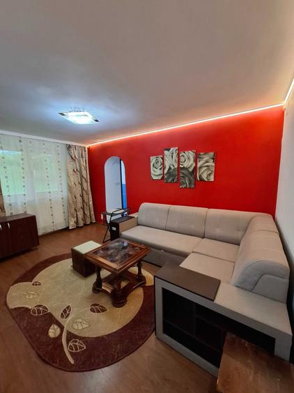 Apartament cu 3 camere semidecomandat în Central