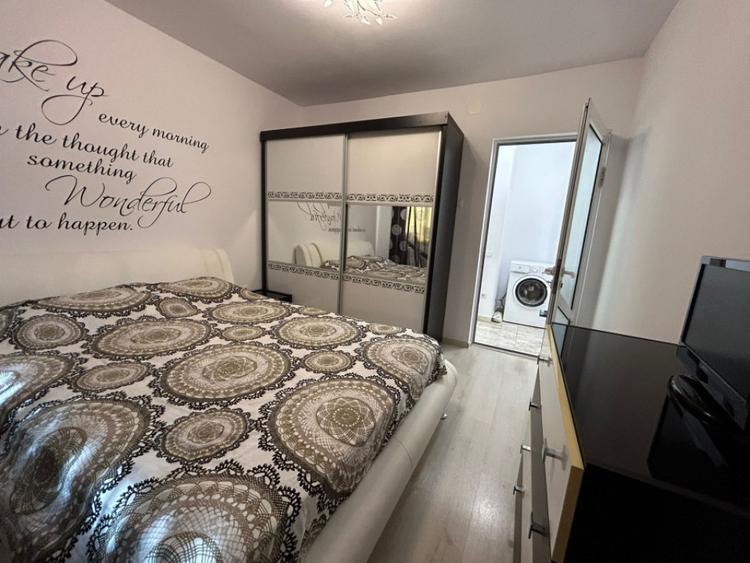 Apartament cu 3 camere semidecomandat, mobilat în Calea Galați