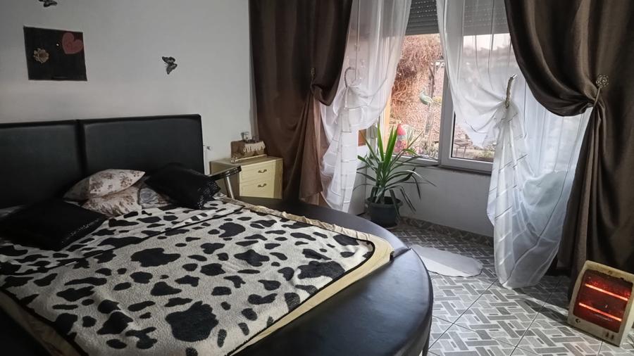 Casă individuală cu 4 camere cu Canalizare în Bariera Vâlcii