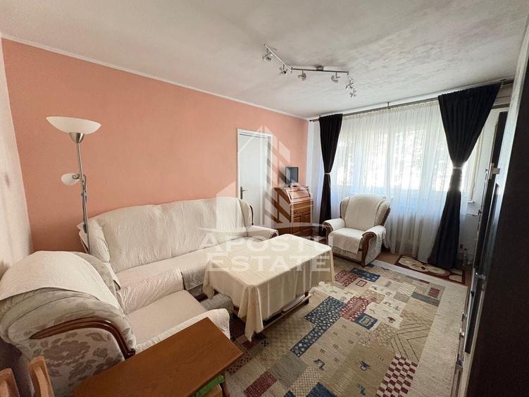Apartament cu 3 camere semidecomandat, mobilat în Circumvalațiunii